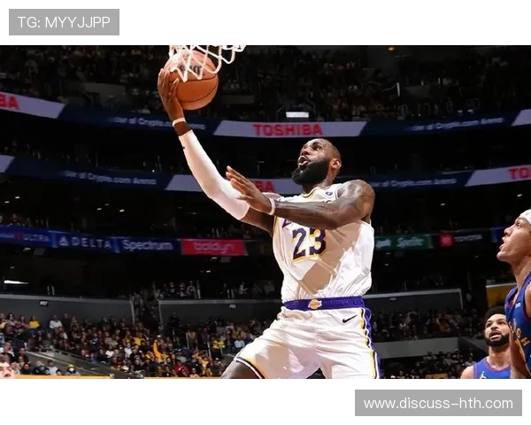 NBA最新动态：詹姆斯领衔湖人迎战勇士 季后赛形势愈加紧张